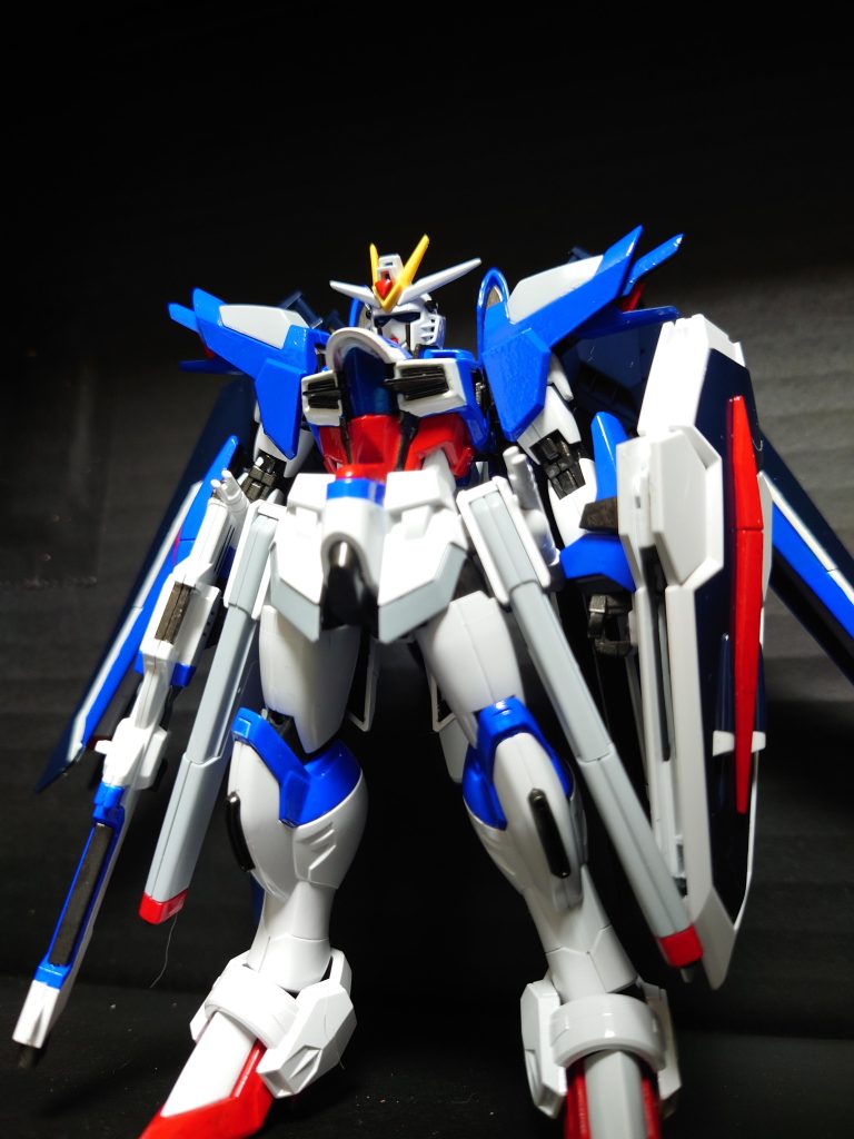 バックパックが大きいけど自立するの凄い胴体の色でストライクのようなインパルスのようなものにも見えてきた