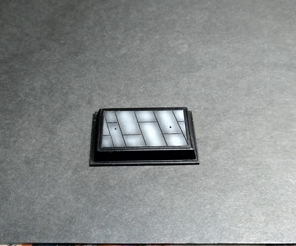 プラ板を5枚重ねたのである程度重みができて安定しました!それっぽく塗装してみました!