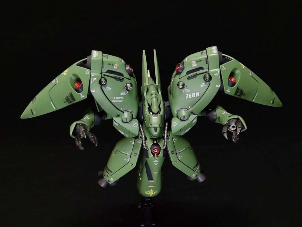 襲いかかるイメージで。