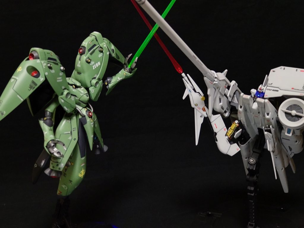 ほとんど動かないモノ同士なのでこれが限界でした。ただ、ビームサーベルの格闘戦は、どうしてもやりたかった😁。