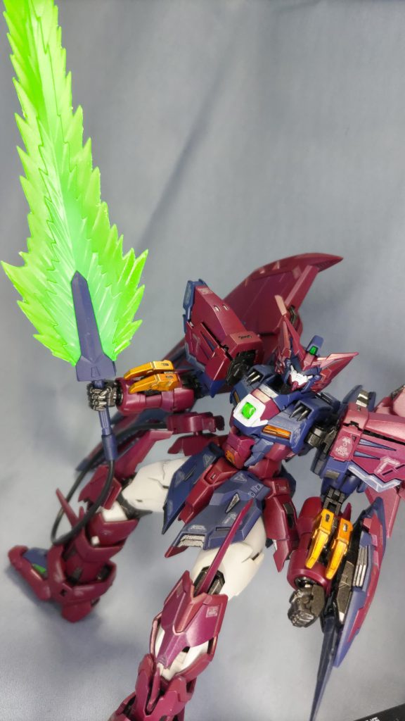 ビームソード展開。 ビームソード他クリアパーツは、透明過ぎるのをあまり好まないので、ステラグリーンにて塗装してあります。ビームソードパーツのみ中心部分をクリアホワイトにて重ね塗りしてますが……上手く撮影できませんでした。