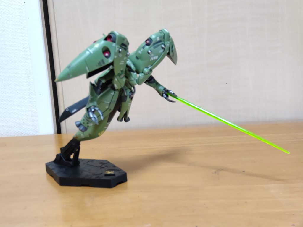 角度をつけれるようにアクションベース2の台座に交換、エンブレムも元の台座から移設。