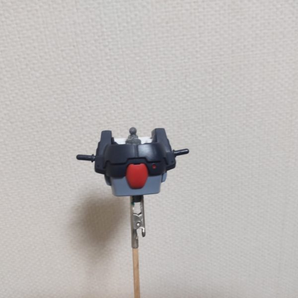 HGUC ドムトローペン頭部の加工ですが、色々作例を見てると胴体の上をくり貫いて頭部を下に向けるか、胸をパテ盛りして頭部を埋めるようにするみたいなんですが、接着しているので胴体の加工が難しそうなので首を延長して下を向かしてみました、隙間はプラ板で隠してます。あと、肩パーツのダボが丸見えなのでプラ板でフタをしました。接着剤、エライはみ出てます😅。（2枚目）