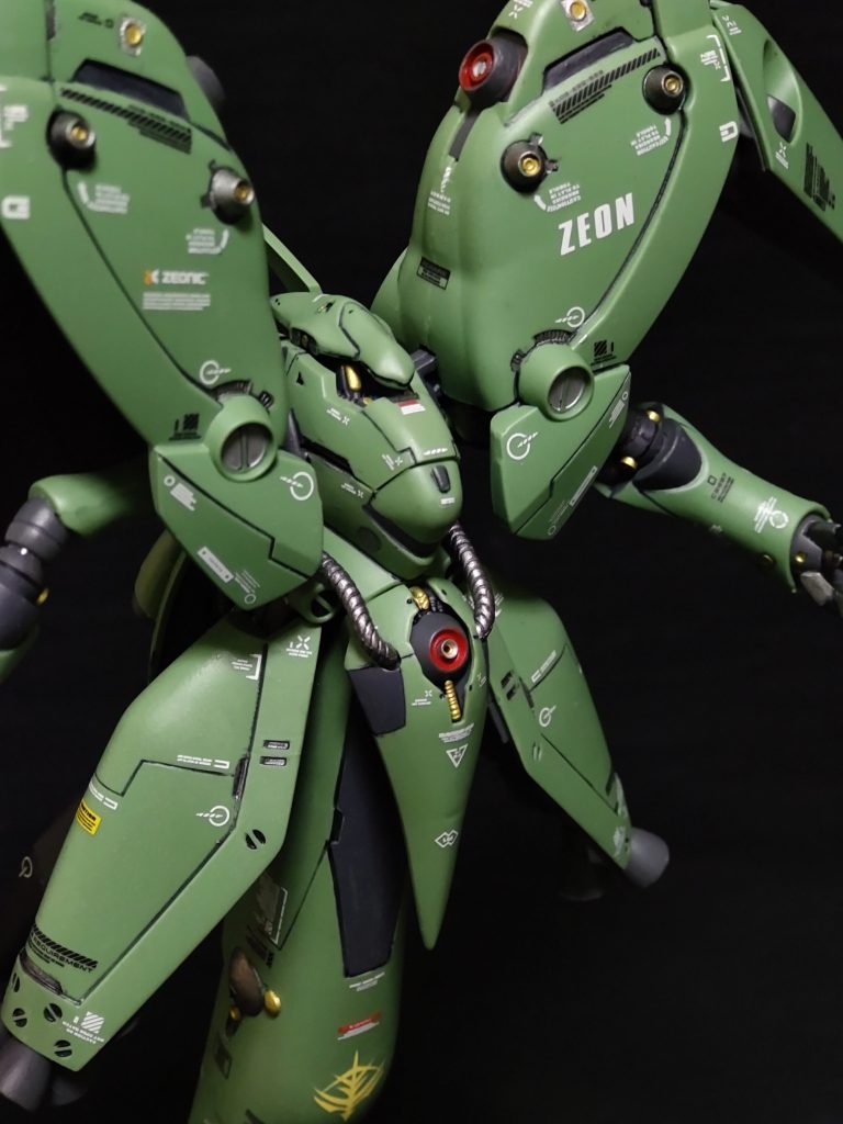 アップで、腹部メガカノン砲にはメタルパーツを使ってみたりしてます。右側に「ZEONIC」のデカールを貼ってますが開発組織をネットで調べると「アクシズ」なんですね、ここは、ZEONICの技術者もいたということでご容赦下さい、デカール貼る時、一応この辺はネットで調べてますがよくわからん時も多々あります。あと、ノイエ・ジールの型式って調べると複数あるんですがとりあえず箱に記載のAMX-002の型式にしてます。