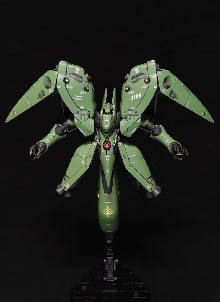 正面、曲線が多く、モールド等の情報が少ないのでデカールの配置が難しい、デンドロビウム以上に悩みました😓。ノイエ・ジールの台座のエンブレムがアクシズ？でエンブレムのデカールを機体に貼りたかったのですが手持ちに無かったので、これだけネットでキュベレイ用のモノを入手して使用しました、残りをどうしよう😓。