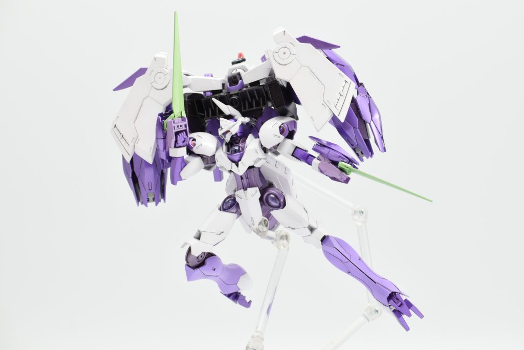 ベギルベウのベイオネットをGNソードに見立てた「GNベイオネット」での攻撃イメージポーズ