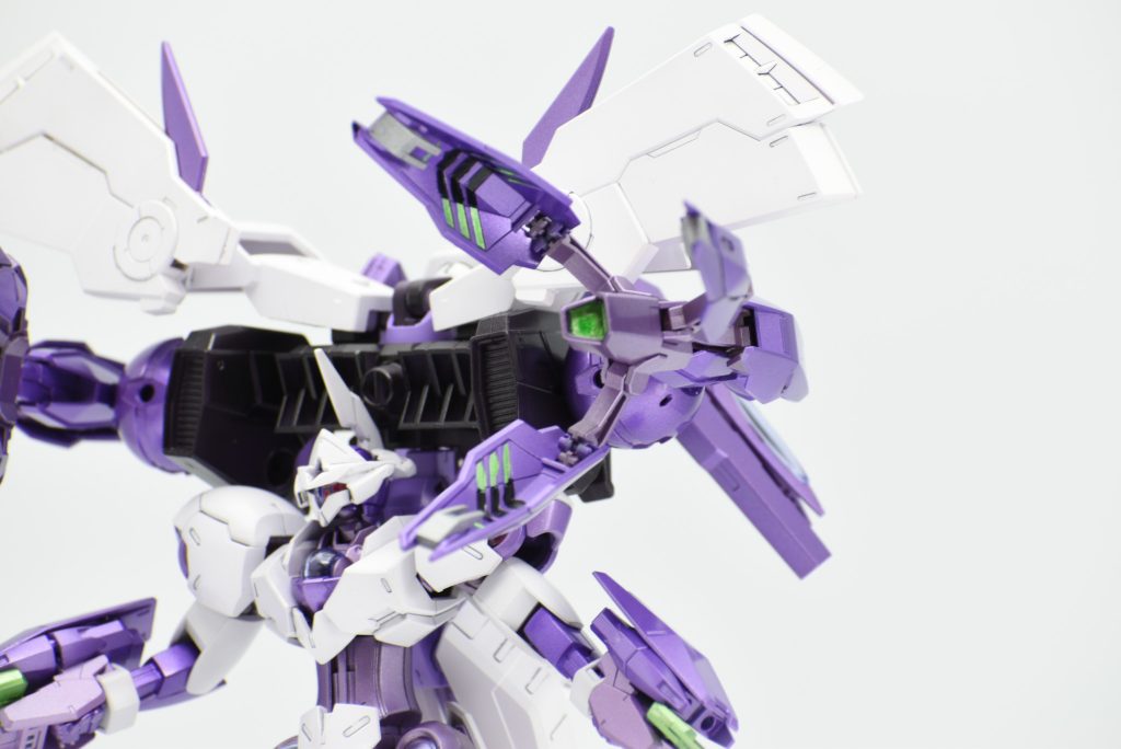 メイン武装の「GNブレイサー」での砲撃イメージ 本来のビームブレイサー砲口を切り飛ばして埋めることでGNキャノンっぽい雰囲気に