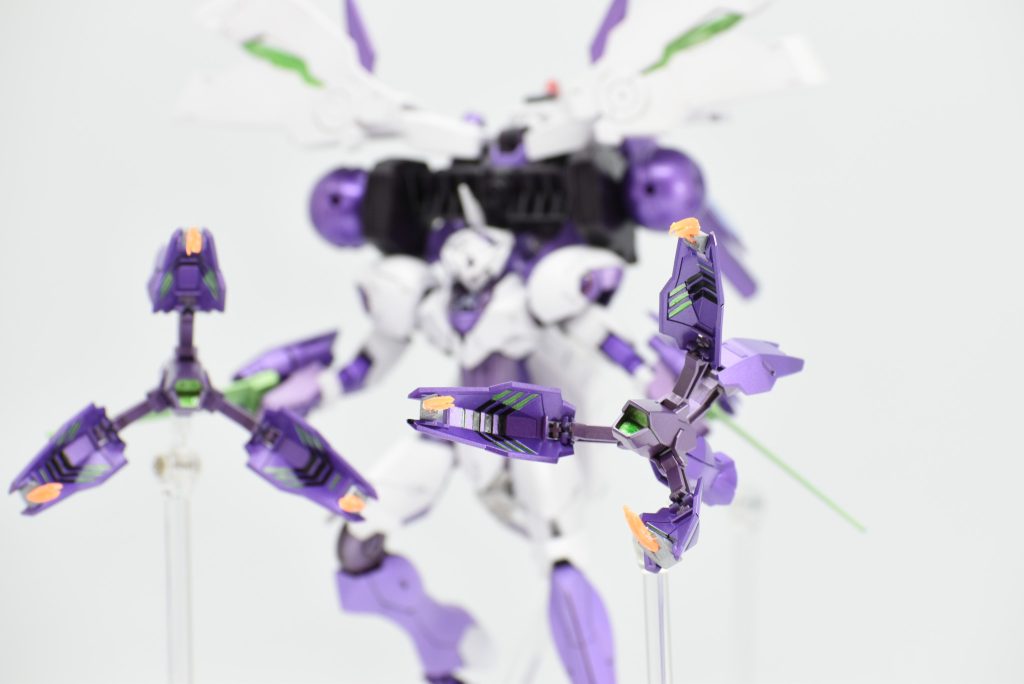 切り離しての遠隔攻撃 ブレイサーのツメのエフェクトはクリアオレンジのランナーを加工して制作 