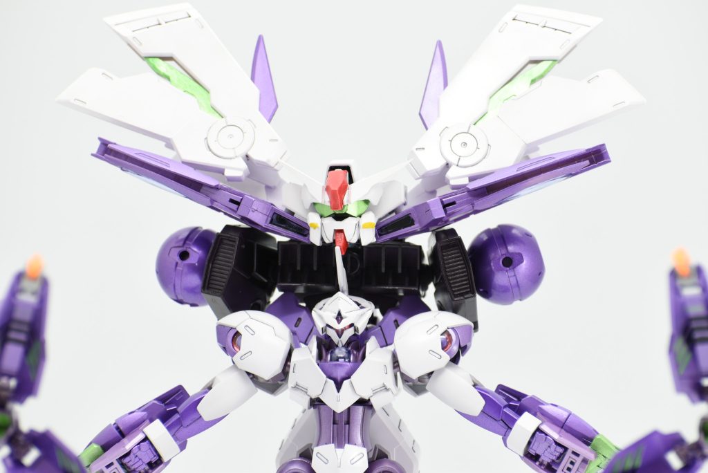 GN粒子制御モジュール展開状態 背面写真にチラチラ移りこんでいた各パーツを分離合体して使用する。GN粒子制御と言えばガンダム顔、ということでこのようなギミックを。アンチドートも同時に展開しており全力で相手の動きを封じる。 「敵ガンダムに対して打ち首を晒し威圧する」という目的もあるとか、ないとか。