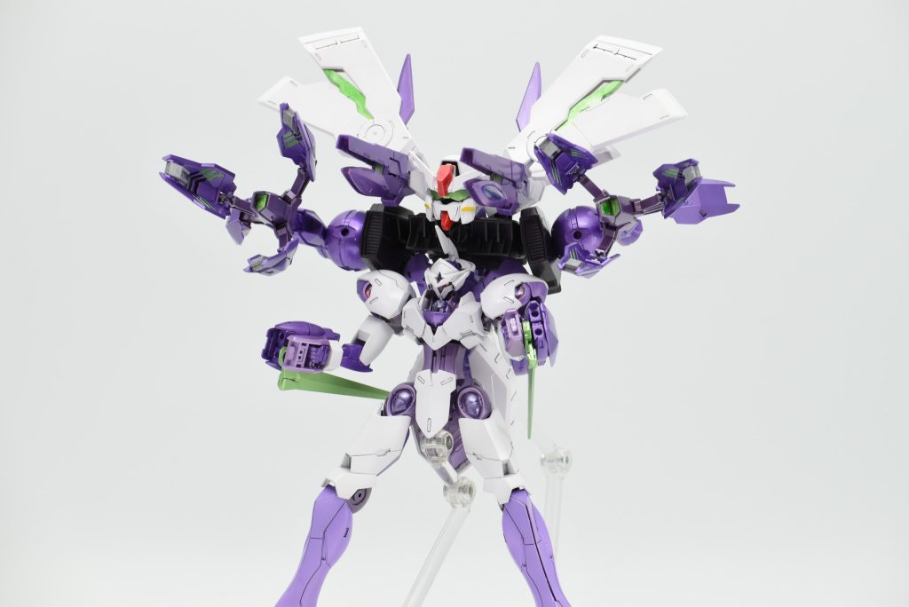 全武装フルバースト GNブレイサーにはGNドライブが搭載されていないため最大火力での砲撃は本体と接続されていないとできない設定。 本来は背面攻撃用のGNキャノンも粒子制御モジュールと共に前方にでいるので同時使用したり