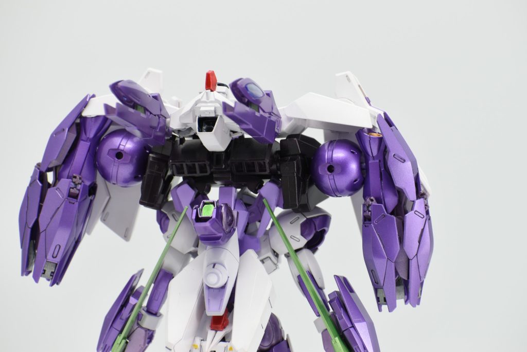 背部GNキャノン モチーフのラファエルっぽく背面攻撃用の武装をなお写真中央下部に位置する白いパーツが本機のGNドライブという設定