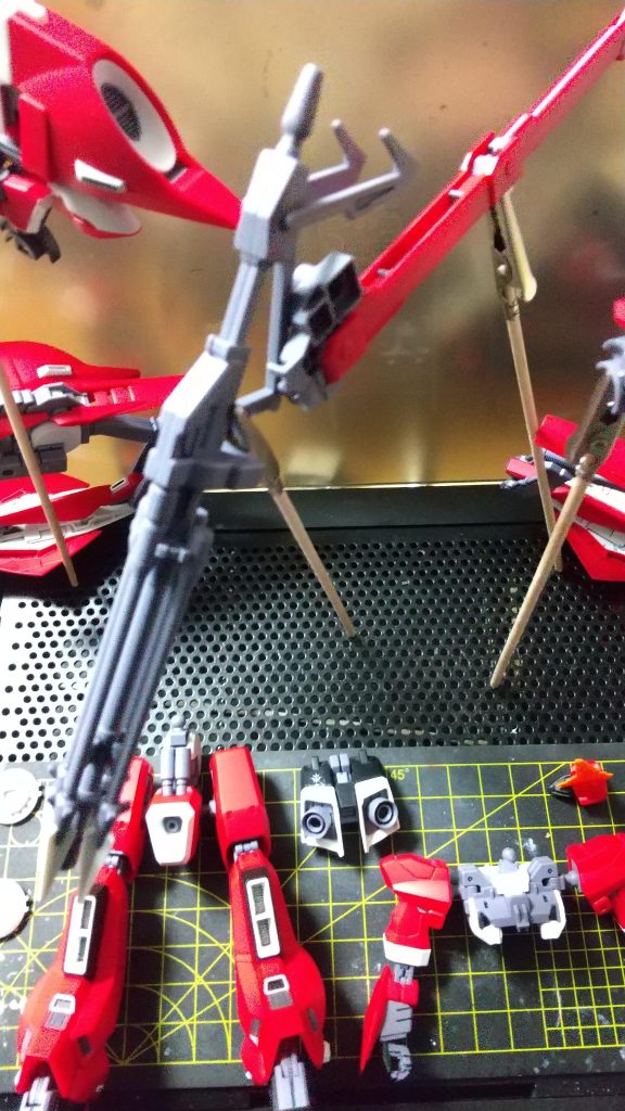 製作中。アクア・ハンブラビⅡ完成直前くらいのものです。バーザムは完成済みのものを換装する場合、これくらいまでばらす必要があります。実は青いほう(ティターンズ版)もあるので組まないとな…ご覧いただきありがとうございました。