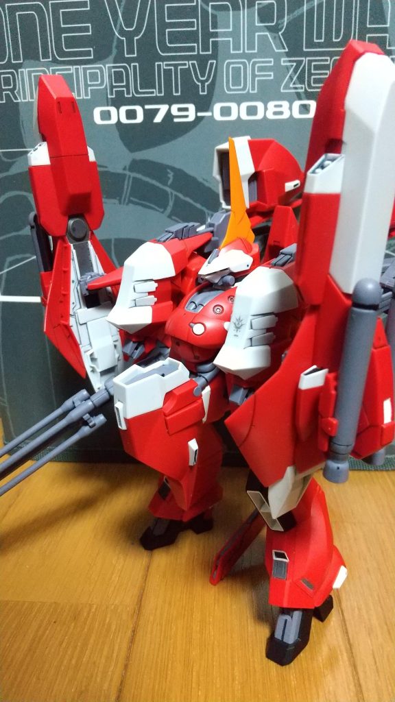 全身はこんな感じ。といっても前後幅が長すぎるせいで全然収まってませんが。元のバーザムは結構シンプルですが、アクア・ハンブラビⅡと合体することでかなりボリュームが増しています。