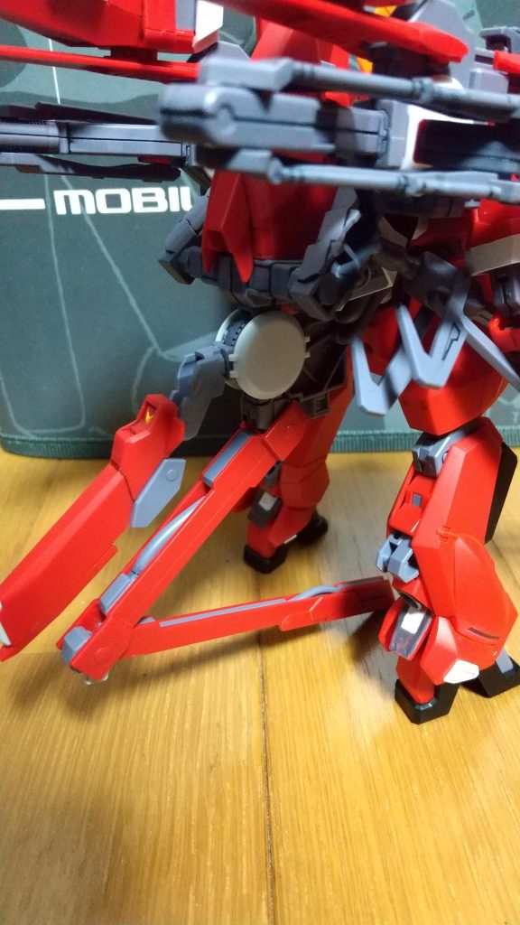 後方下側から。バーザムに付いていたホバーユニットは、違和感があったので外しています(ジョイントパーツが残ってますが…)