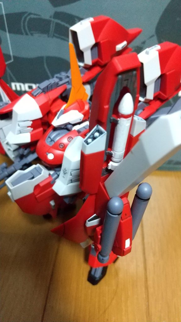 シールドブースターのハッチオープン。内部の大型ミサイルはA.O.Ζ RebootのHPによると白に赤ラインのようだったので、塗装しました。本来はアクア・ウーンドウォートに取り付ける外付けの魚雷パーツをシールドブースターに取り付けています。