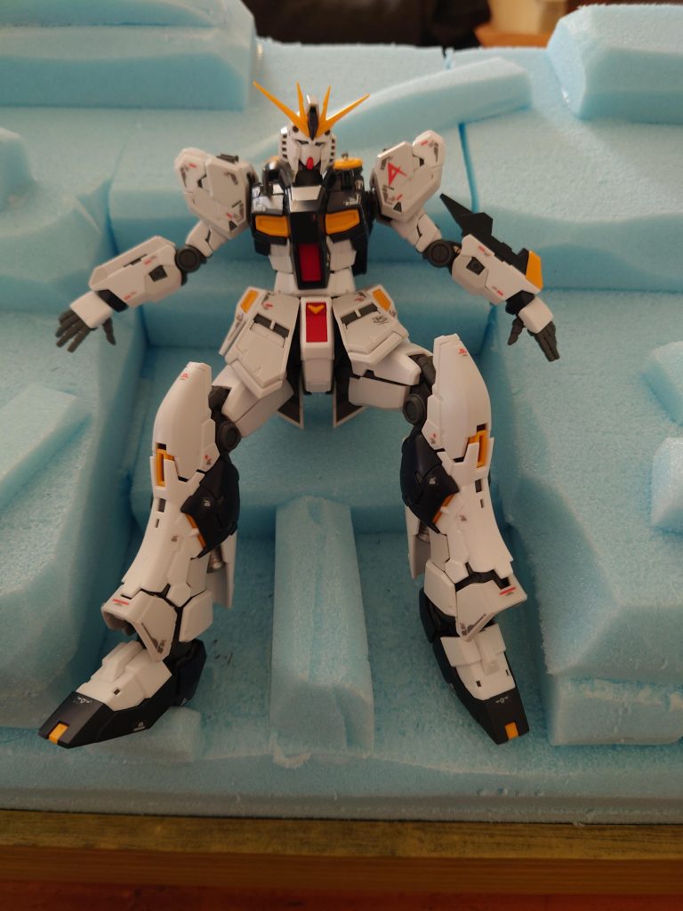 ジオラマ製作。νガンダムを置いてバランスを見ます。