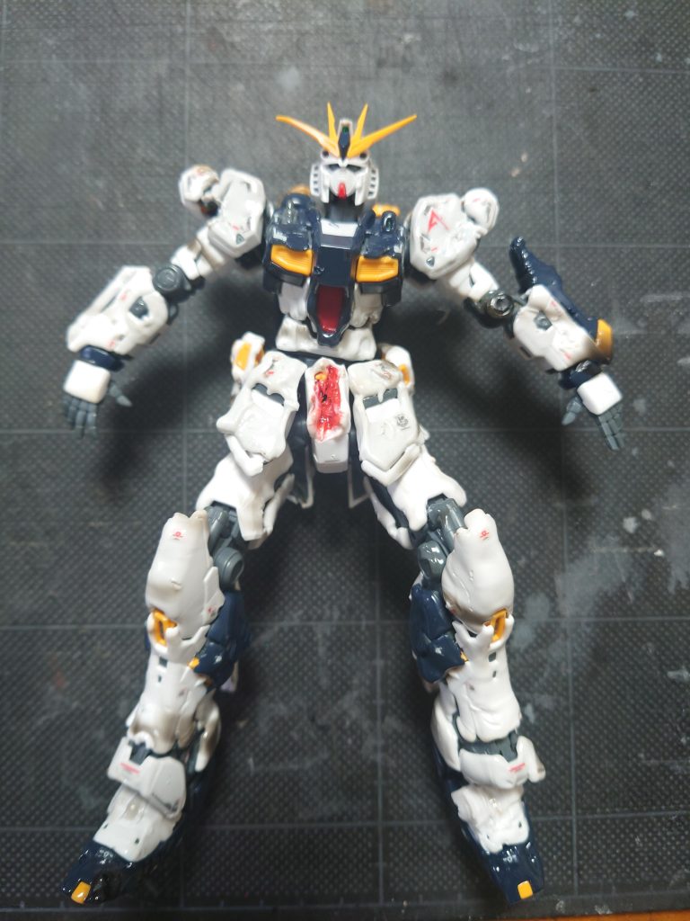 νガンダムのダメージ加工後。とにかくロウソクで炙りました。ゴメンネm(_ _)m