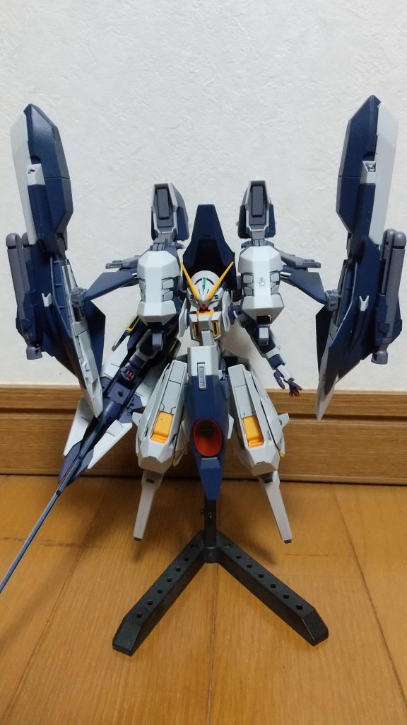 正面から。ウーンドウォートの色が白なので、アクア・ハンブラビⅡと合わないかと思ってましたが、違和感なく良い感じでした。一部接着したせいか、見た目に反して意外と安定しています。