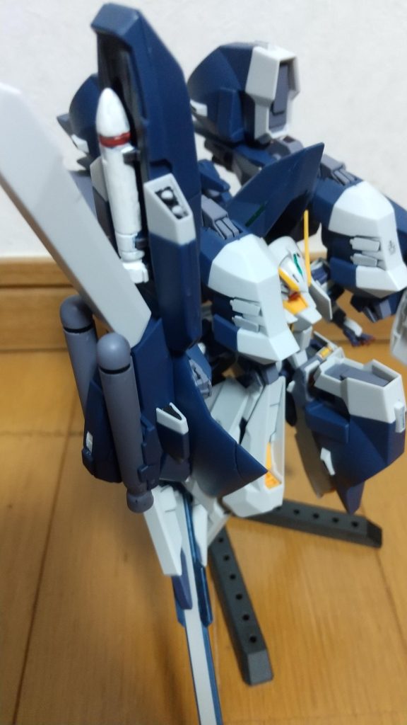 シールドブースターのハッチオープン。ミサイルはレジオン版と同じ配色で塗り分けました。