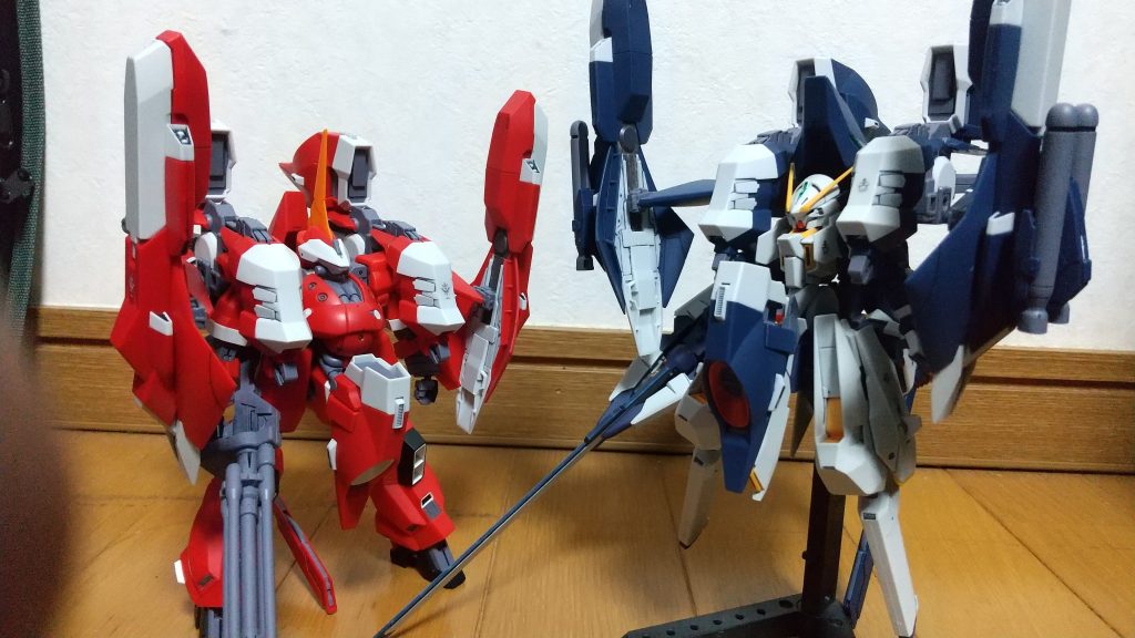 前回製作したアクア・バーザム(レジオンVer.)と並べてみました。どちらもボリュームがあり、ハイゼンスレイⅡ・ラーほどではないですが結構場所を取ります。