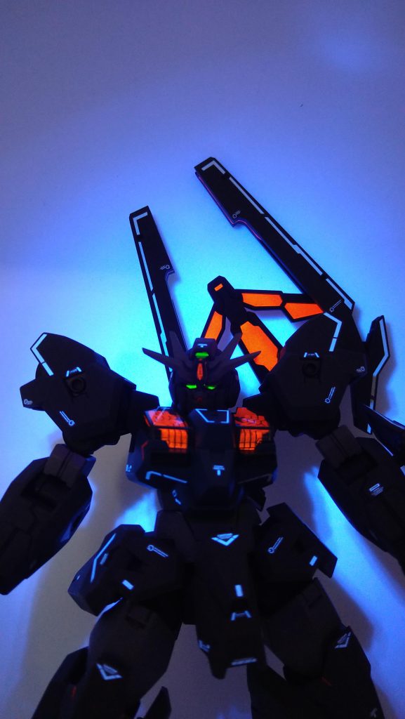 塗装はメカサフのライト、ヘヴィ、スーパーヘヴィでブラックライトでカメラ、シェルユニットが光ります。最近蛍光カラーがマイブーム。ちなみにパイロットは無骨な漢をイメージ、宇宙に行ったときに強化？人間？変更。スレッタ　ヴォヌェ　ヂャーン声が聞こえる…女だとぉ…