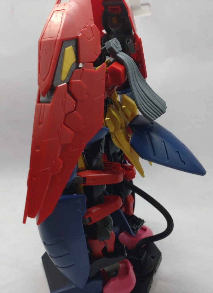 頭に髪パーツとキュベレイのファンネルコンテナも付けました、これで攻守ともに完璧でさひ