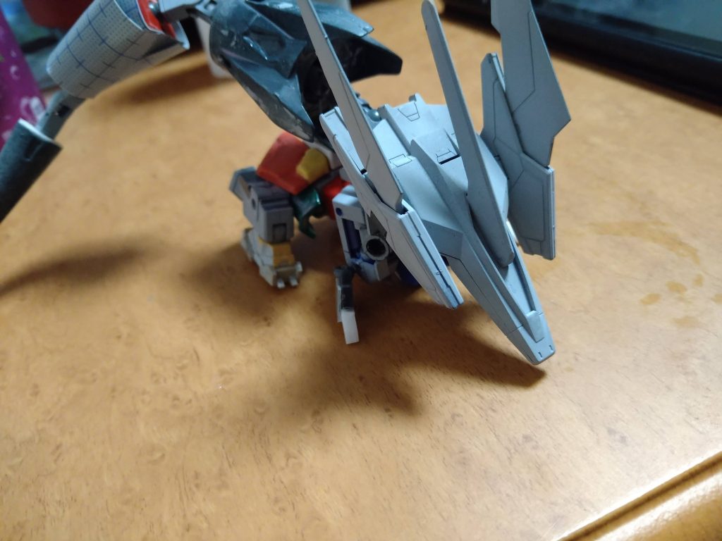 一番の難所はステゴの部分。四本脚の収納方法、重さに耐えれるような設計が難しかった尻尾はアバレテルオーの改善点を活かし軽量化