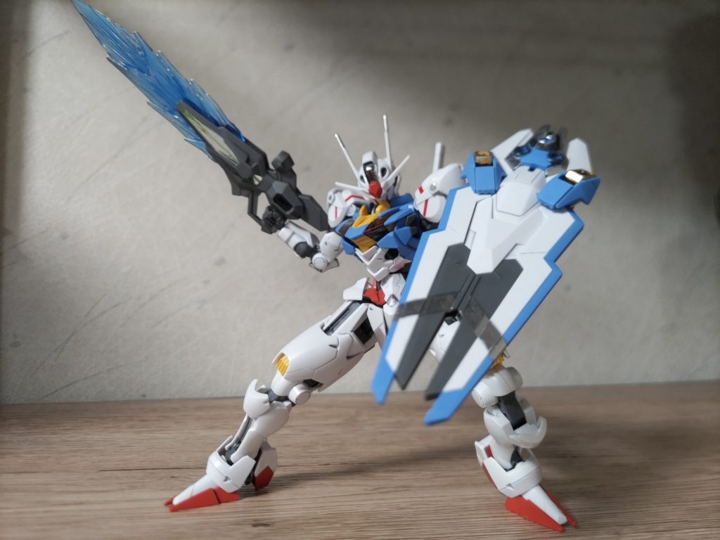 ビーム部分の塗装はガンダムシルバーを溝部分に雑に塗り、乾く前に拭き取る方法で全体的にキラキラ感を出したのですが写真で伝わらない（泣）。携帯カメラと室内照明のみじゃ限界があるな