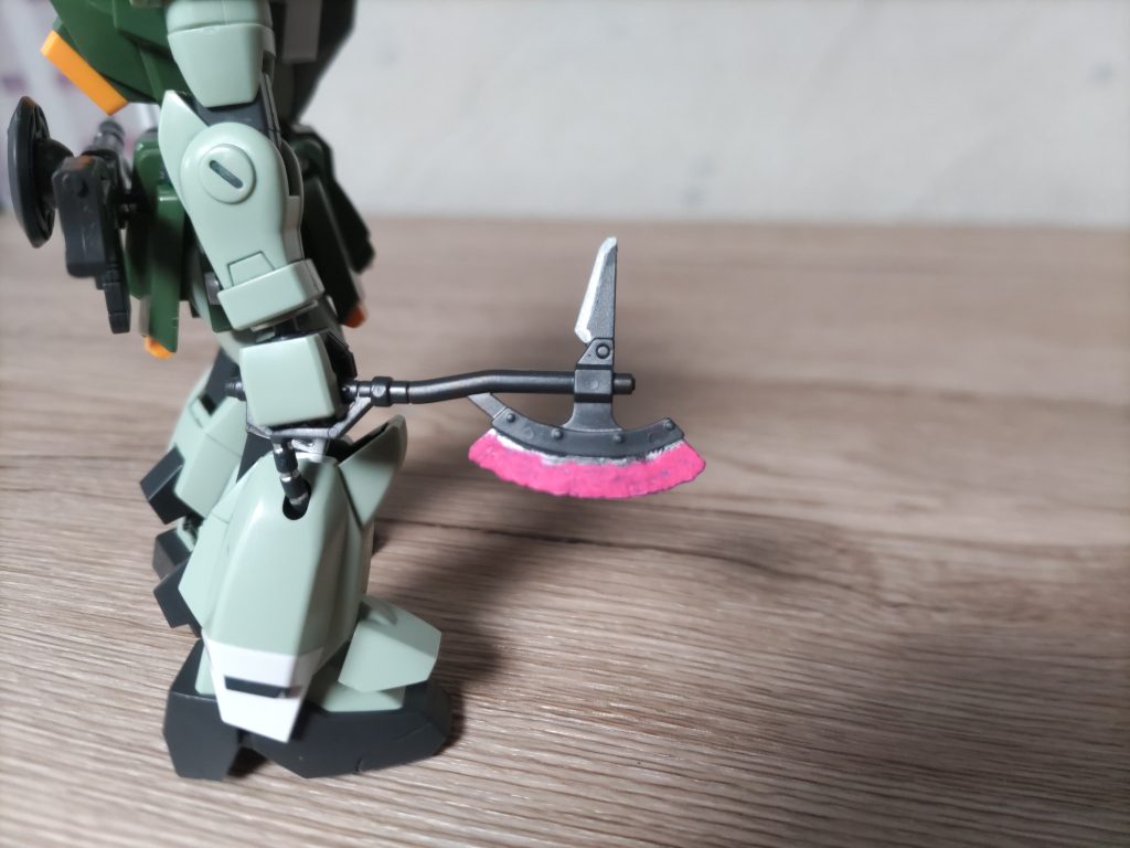 ビーム部分ははじめガンダムマーカーの蛍光ピンクベタ塗りしていたんですが面白味がかなかったので根本をシルバーにしてみました。ちなみにモノアイ部は接着剤を点置きしてわざと盛り上がるようにしてから色を塗ってます。