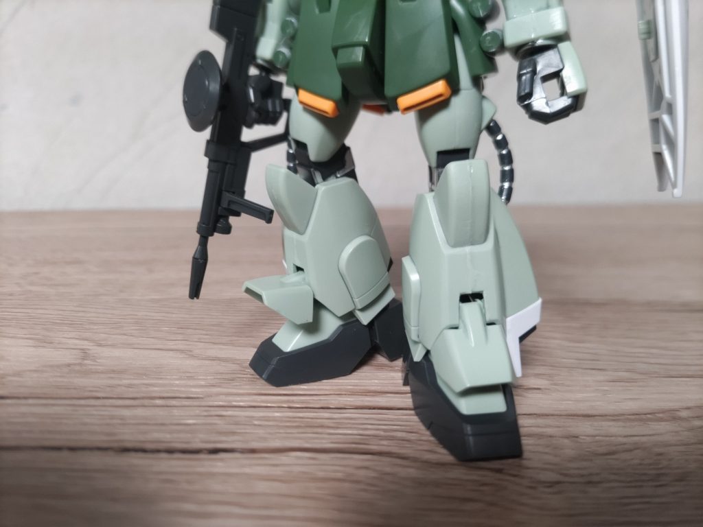 前面から見ると穴が空いているようにみえますがそうしないと脚スカート部を持ち上げられなくて爪先立ちしかできませんでした。削ると脚スカートが、写真の高さまで上げれました。