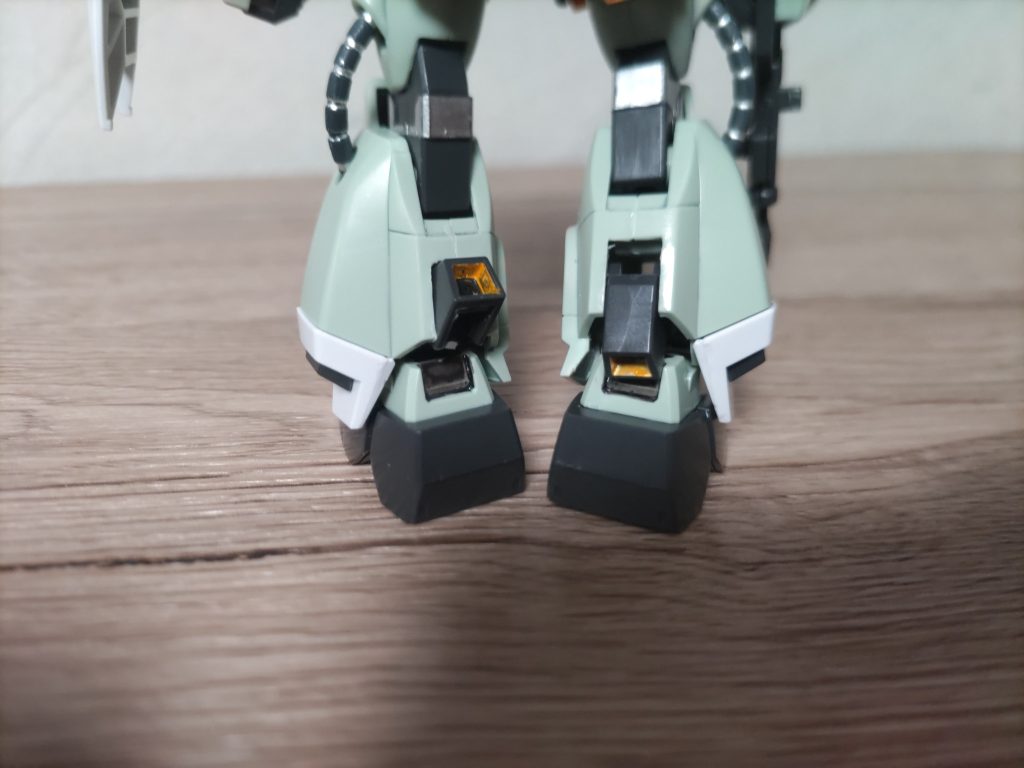 背面はスラスター上部を削ってます。こちらも前面同様通常時は穴が空いているように見えます(泣)もう常時スラスターを後ろか上向きにしてごまかしてますΣ(´∀`;)