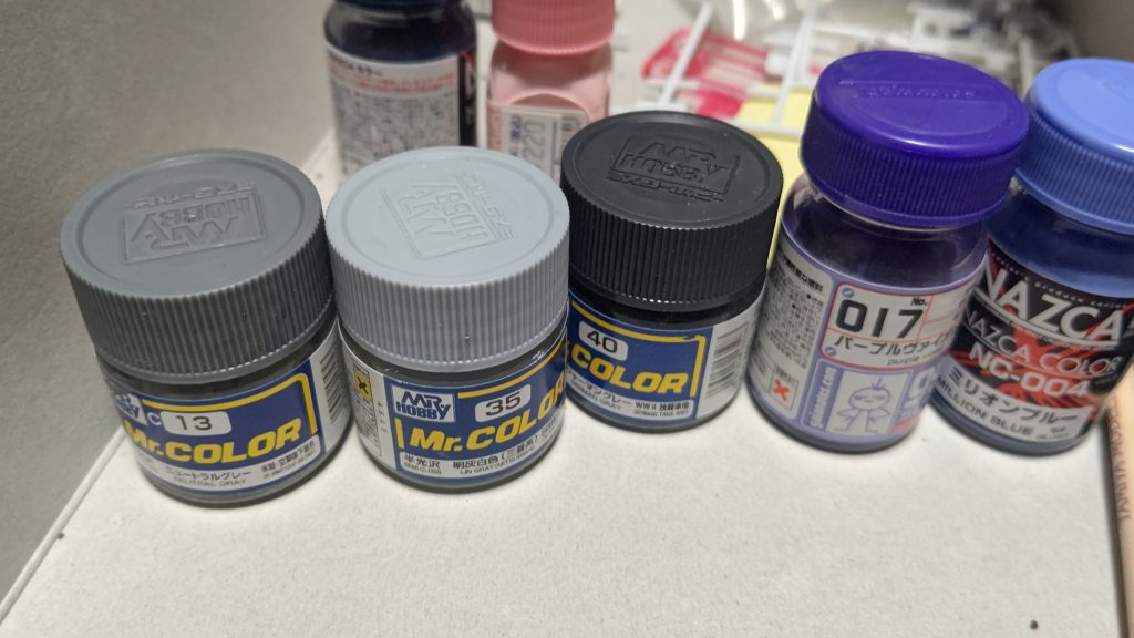 カラーレシピ明るい灰→明灰白色、濃い灰→ニュートラルグレー、黒→ジャーマングレー、紫→パープルヴァイオレット、青→ミリオンブルー