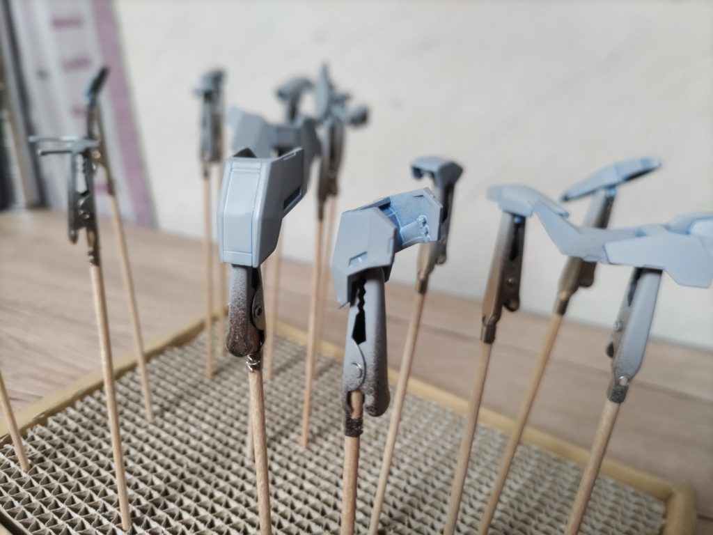 とりあえずサフ?を吹きかけてみました。 下地用とのことですが個人的にはこの色のままでもいい気がしてきた サボりじゃないよ ただ事前のヤスリがけ細かいとこまで難しいし色ムラがひどい(泣) スプレーは2〜3回吹いてます