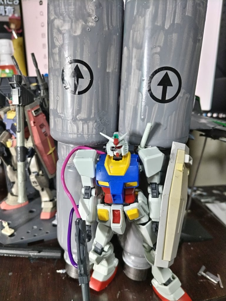 ビームライフルと腕部接続口を接続。本体塗装前