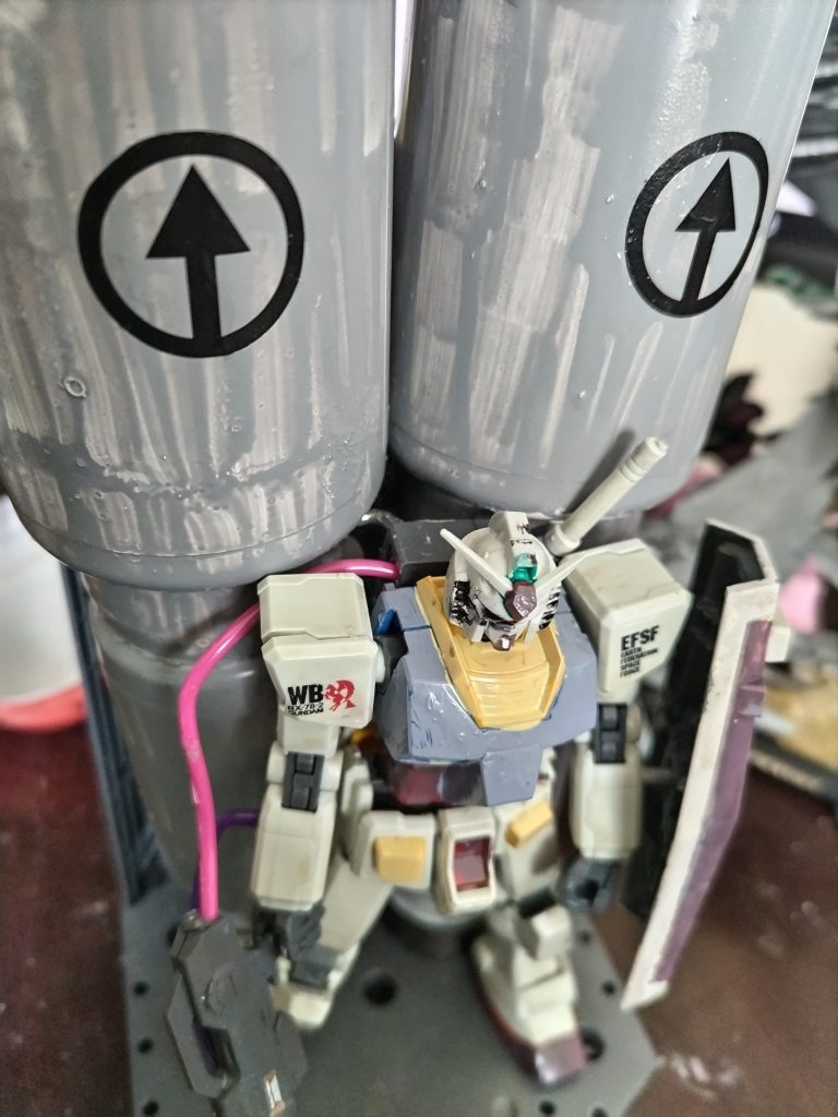 その異様な大きさのバックパックは上部が拠点攻撃用反応弾、下部が大加速用大型ブースターユニット デブリ防護剤の塗りが雑なことからも、戦時急造装備であることがわかる。