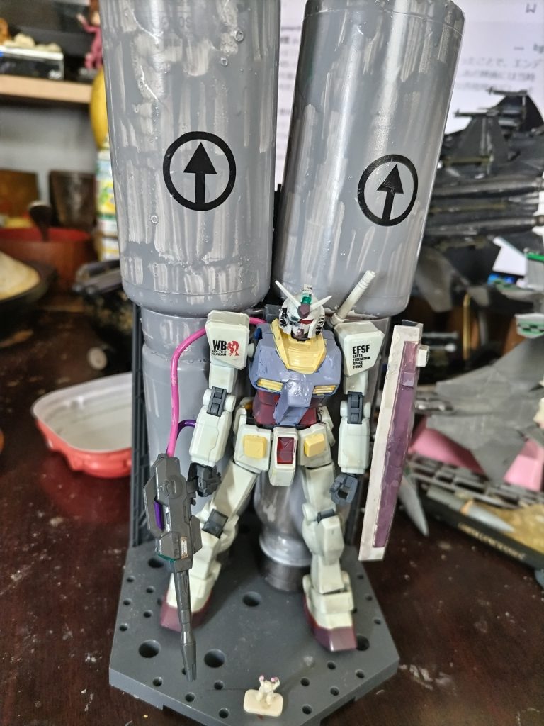 ジェネレーターから有線で直結している高威力ビームライフル+狙撃使用の射撃管制システム