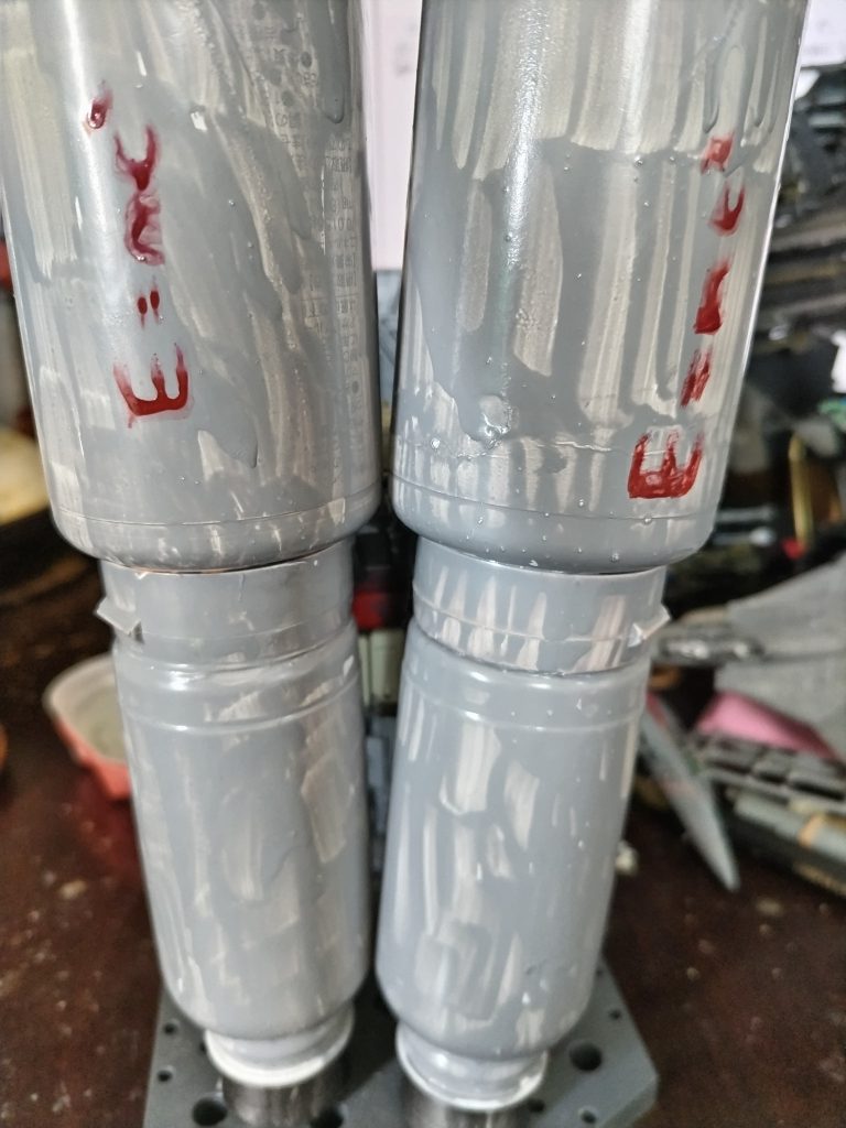 「E=mc2」は整備員の書いた落書きだが、この機体/装備の正体を明確に現している。