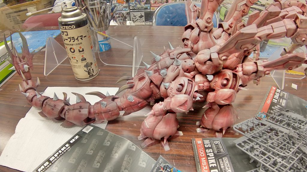 スパイクパーツを中心にディティールアップ、このあと再塗装。全身で70本以上のスパイクを埋め込むことに・・ちなみにスパイクは塗装も考えて全て取り外しが可能なように工作してます。ついでにボディ内部に重りを追加し、重心をさらに安定化。