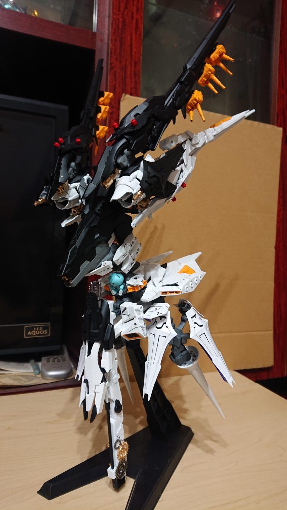 完全再現出来る技術はないので「ガンプラバトルで使うならこんな感じで」と、イメージして制作しました。