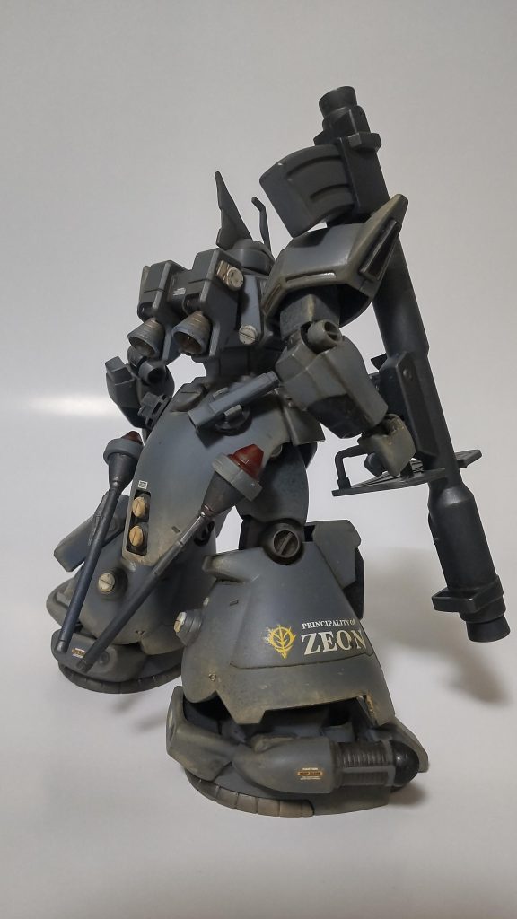 頭・胴体・肩・前腕がゲルググイェーガーバックパック・上腕・脚がドムトローペンコトブキヤMSGを色々使ってデコレーション手はビルドナックル(丸指)を使用…みたいな感じです。色はガンダムグレー(ジオン系)とファントムグレーでロービジに…つか最初はタンにしたかったけど塗料が途中で無くなりましたwwwウェザリングは「どーせホバーするんだから」と砂汚れを全身に。