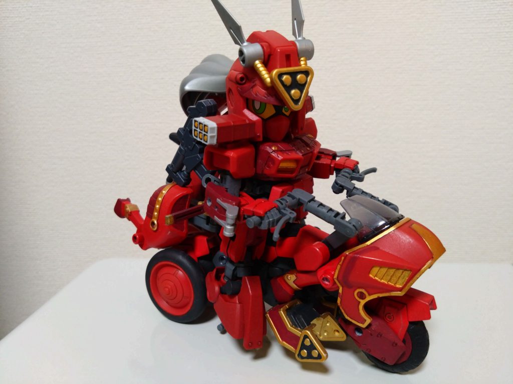 バイクモード。①馬モードとの両立。②両モード時あまりパーツなし。③強度確保のため切り貼りしない。を意識しました。後ろ足がそのままなのは、自分の限界です。