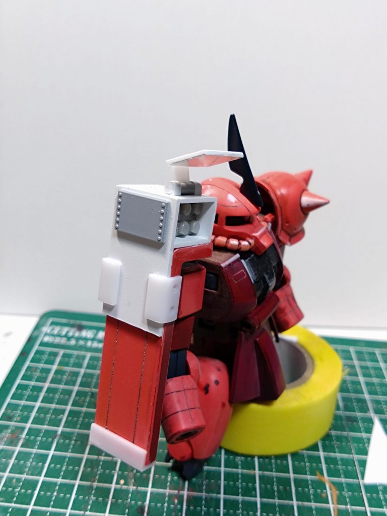 シールドに思い付きでミサイルポッド追加でハッチ開閉も。ミサイル部分は100均のブロックです。アンテナブレードはこの時勢いでMGのものでしたが、ちょっとデカすぎかと後からプラ板で作りました。