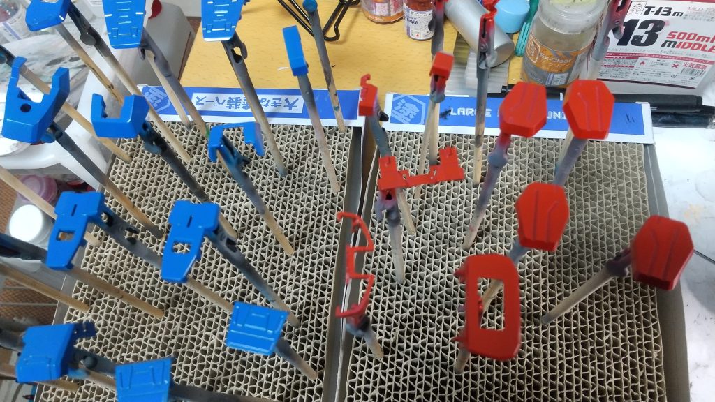 赤パーツは青下地に白でラインを重ねてクリア赤。黄色は赤下地に白でグラデーションぽく塗ってから純色イエローで塗装しております。