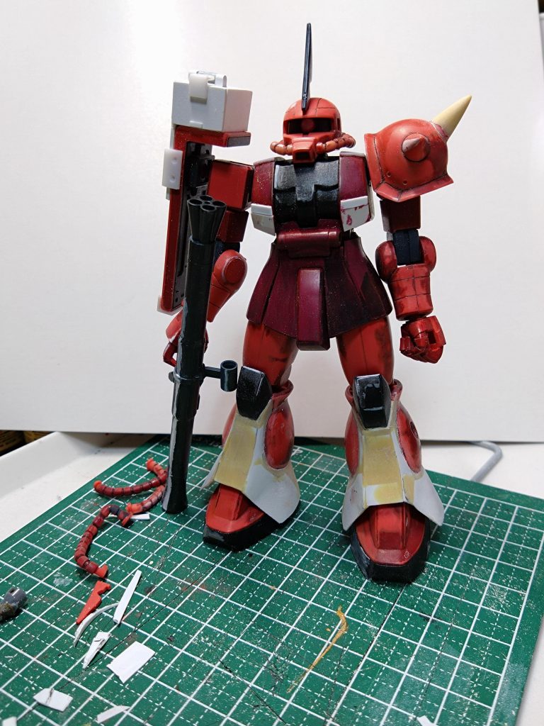 旧タイプのHGなので色々見ると足首パーツが少し下方向に引き出せましたので「コレは少し裾を延長できるな。」た思い付きプラ板貼ってパテで整形しました。内部にプラパイプで製作したバーニア追加しました。