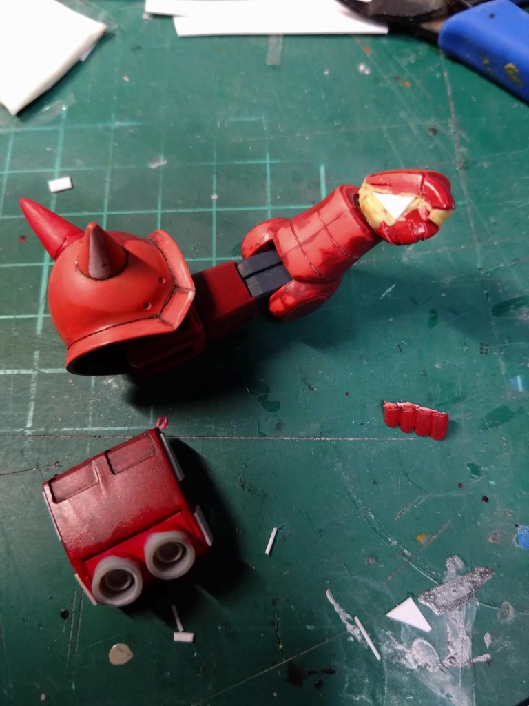 シールドスパイクも少し延長。マニピュレーターは握りこぶしをバラして写真の部分の指パーツをカットして斜めに穴が塞がるように接着してパテ埋めしました。