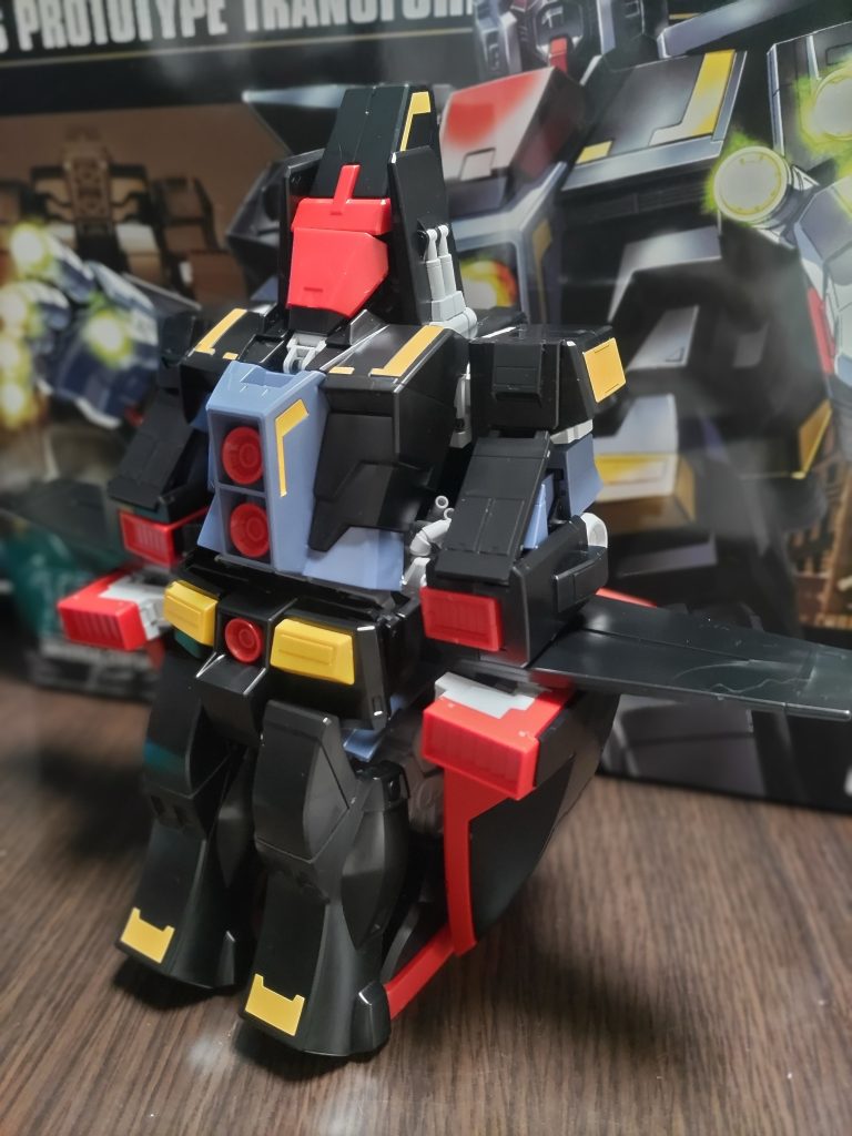 完全変形はすごいんですが、どこか折れそうで怖かったです…。二度と変形することはないでしょう。