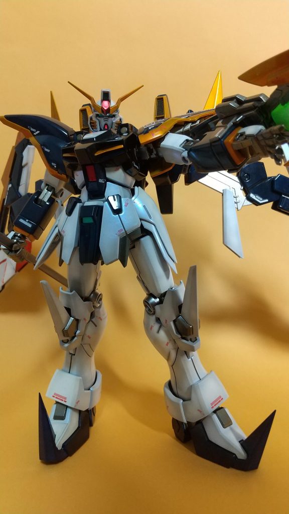 白の上にクリスタルカラーのサファイアブルーをのせて角度で淡く青くなるようにして見ました。