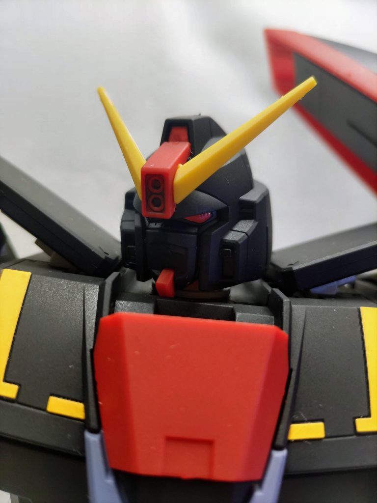 頭部センサーとツインアイはメタリックレッドで塗装。