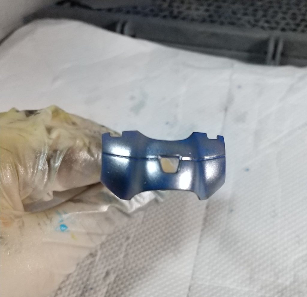 今回の胸部は青下地に銀を塗装して赤でキャンディ塗装でいってみました～＼(^-^)／