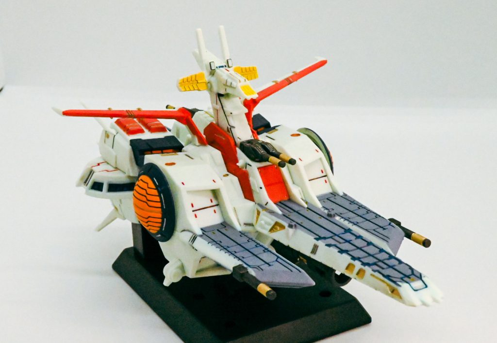 プラスチック素材ではないので、ディテール追加はできないのですが、エナメル塗料なら塗装、拭き取りが可能でしたので部分塗装しています。ちなみにガンダムマーカーで部分塗装しようとすると素材に色が定着してしまい、拭き取りができないので要注意です。
